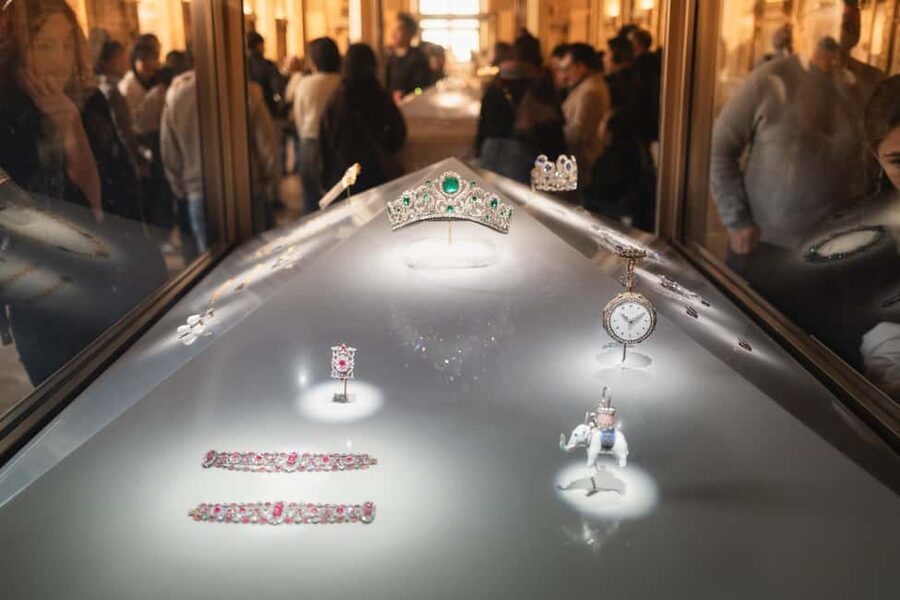 Mona Lisa & Treasures: 6-people Max Louvre Experience - Languages, Group Size, and the Pace of Two Hours