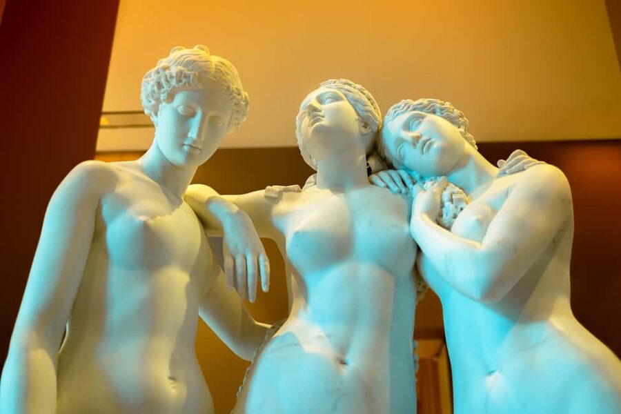 Mona Lisa & Treasures: 6-people Max Louvre Experience - Why a Small Louvre Tour Helps