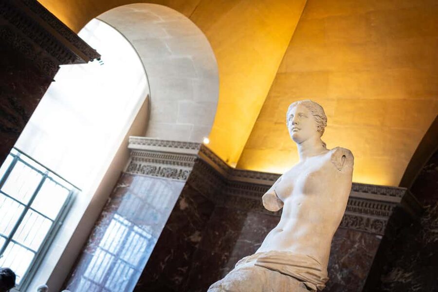Mona Lisa & Treasures: 6-people Max Louvre Experience - The Stories Behind the Art