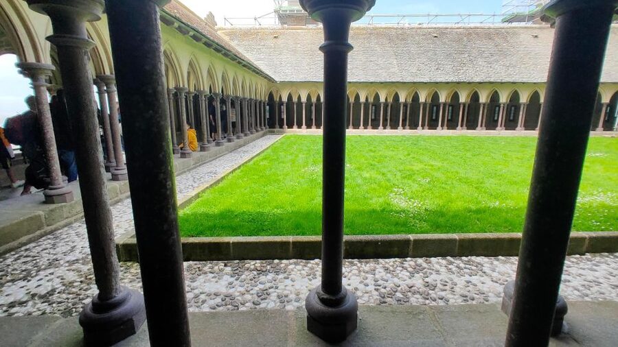 Mont-Saint-Michel: Private Guided Tour with Abbey Entrance - Walking the medieval village for 45 minutes