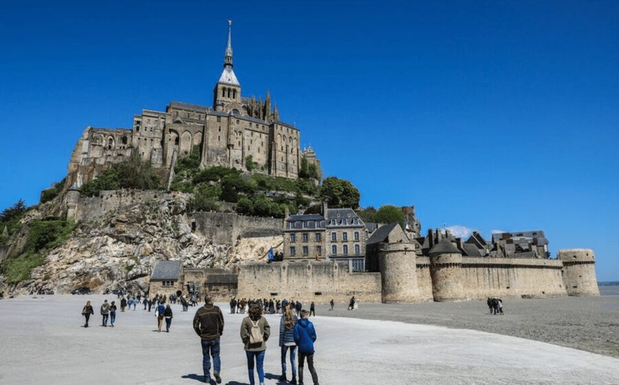 Mont-Saint-Michel: Private Guided Tour with Abbey Entrance - A good choice for families and mixed-age groups