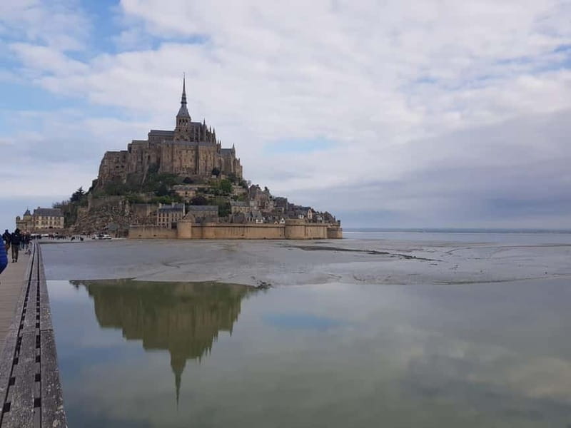 Mont Saint Michel: Village History and Legends Walking Tour - Finding the meeting point by the Tourist Information Center