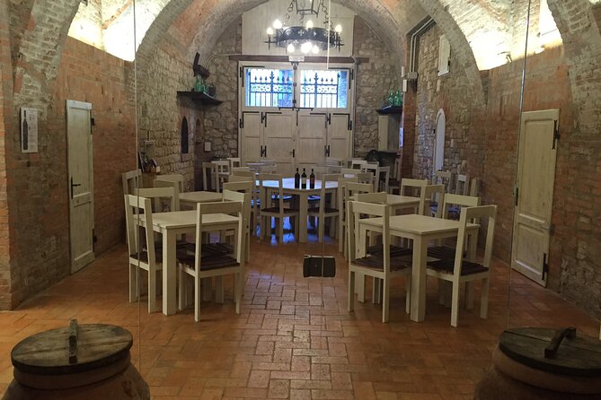 Montepulciano: Winery Tour & Tasting Experience - What the 80-minute visit actually includes
