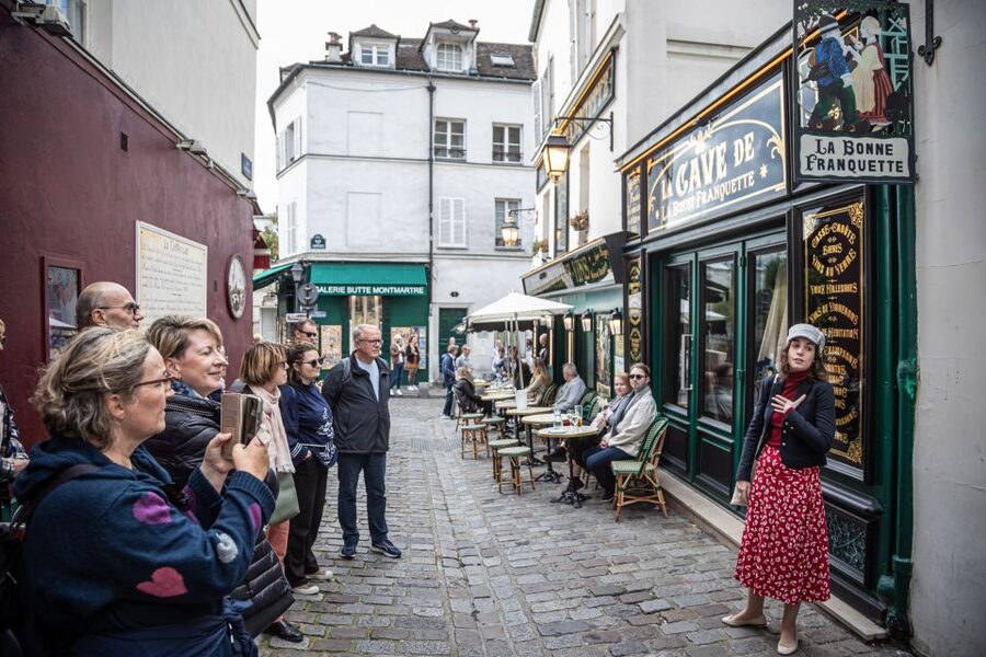 Montmartre en chansons: tour with a professional singer - La Maison Rose, the vineyard, and a slower side of the hill