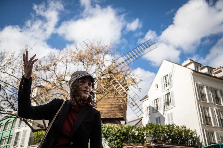 Montmartre en chansons: tour with a professional singer - Starting at Abbesses and finding the village