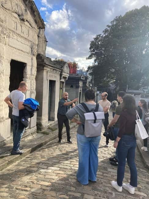 Montmartre for Art Lovers - Walking tour with Expert Guide - La Maison Rose and Lapin Agile