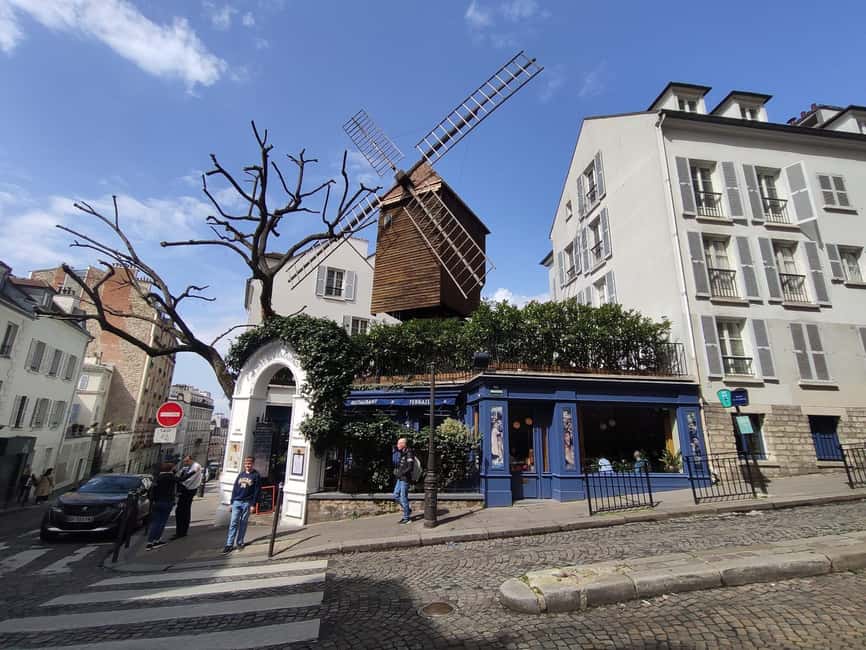 Montmartre Walking Tour with a Local Guide - Place du Tertre and the working artists