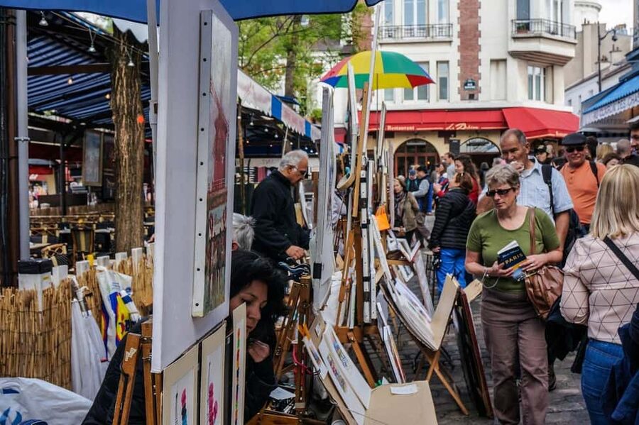 Montmartre Walking Tour with a Local Guide - Reaching Sacré-Cœur without treating the hill as a race