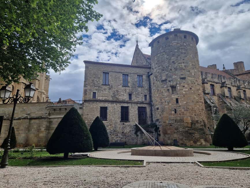 Narbonne: visit the Archbishops' Palace and Cathedral - Crossing the cloister beneath the gargoyles