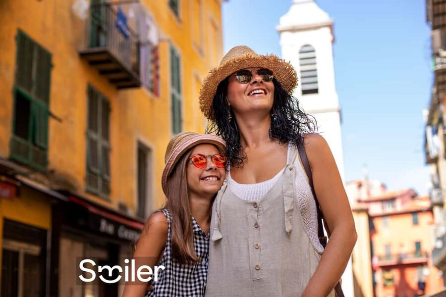 Nice: Private Professional Photoshoot in Old Nice - Meeting at the Fontaine du Soleil