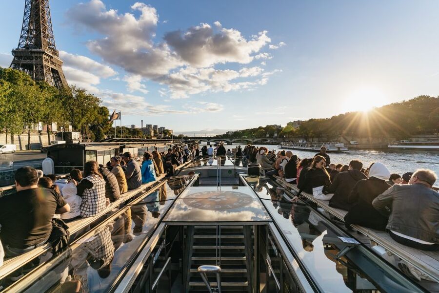 Paris: 1-Hour Sightseeing Cruise and 3-Course Bistro Dinner - Key points to know before booking