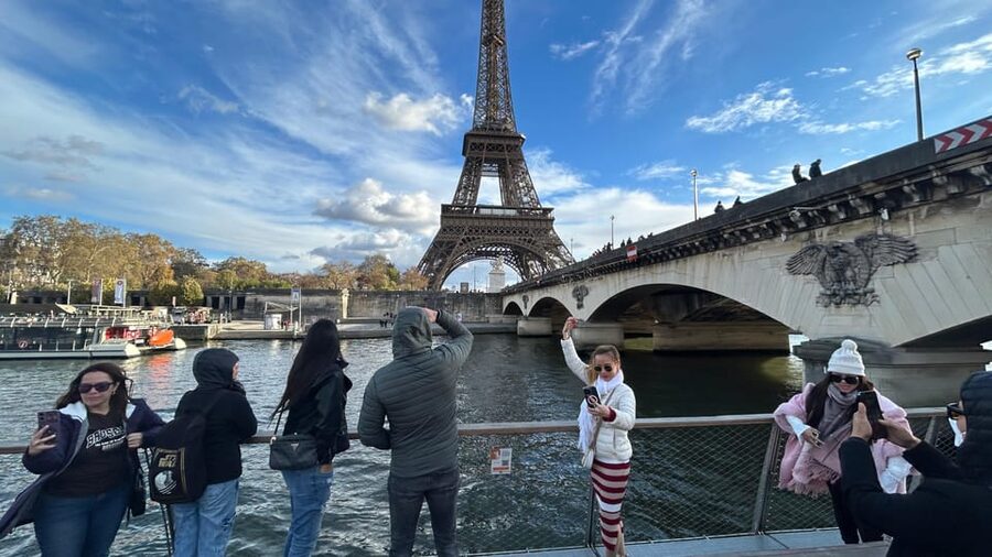 Paris: 1-Hour Sightseeing Cruise and 3-Course Bistro Dinner - Choosing dinner first or the cruise first