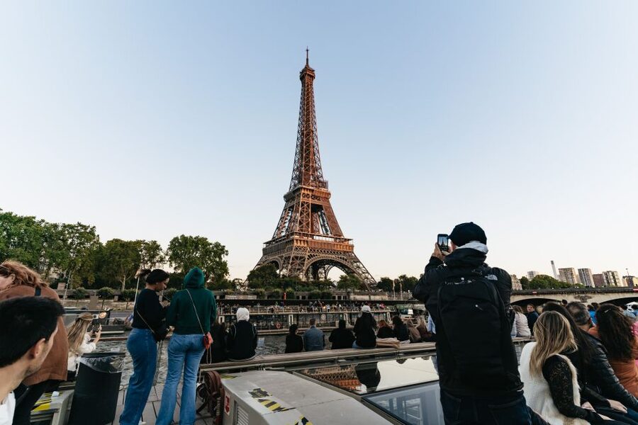 Paris: 1-Hour Sightseeing Cruise and 3-Course Bistro Dinner - Finding the best seat and hearing the commentary