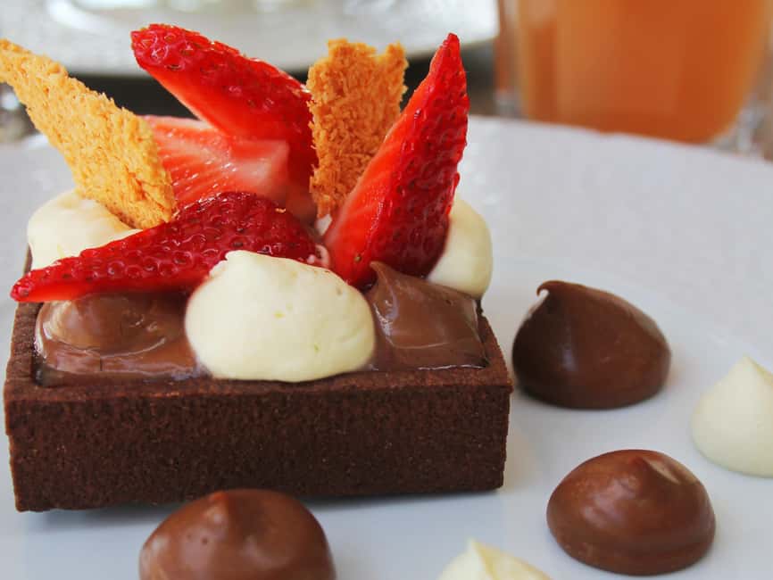 Paris: 1-Hour Sightseeing Cruise and 3-Course Bistro Dinner - Dinner with the Eiffel Tower outside the window