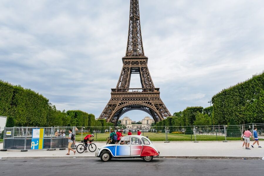 Paris: 1-Hour Vintage Citroen 2CV Tour - Your central Paris pickup starts the story