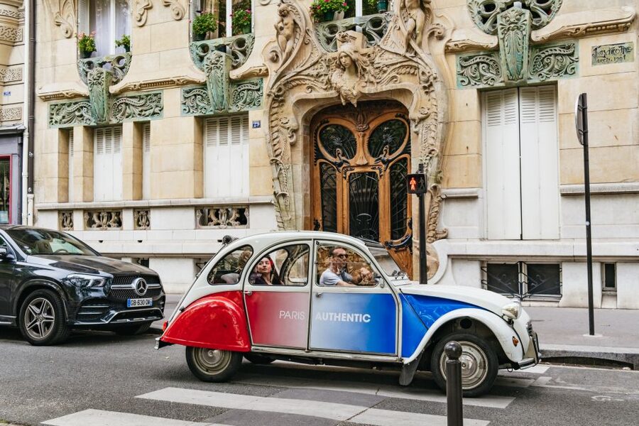 Paris: 1-Hour Vintage Citroen 2CV Tour - Trocadero and the Eiffel Tower from an open roof