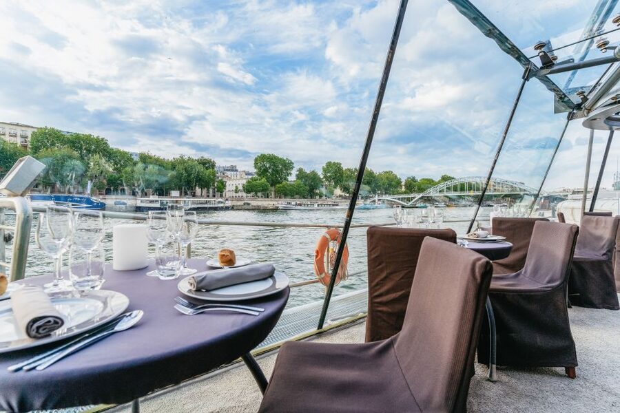 Paris: 3-Course-Dinner Cruise on the Seine with live music - Why a Seine dinner cruise works so well at night