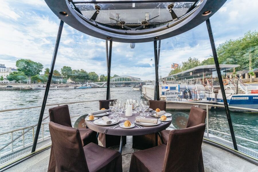 Paris: 3-Course-Dinner Cruise on the Seine with live music - Three courses, with a few useful distinctions