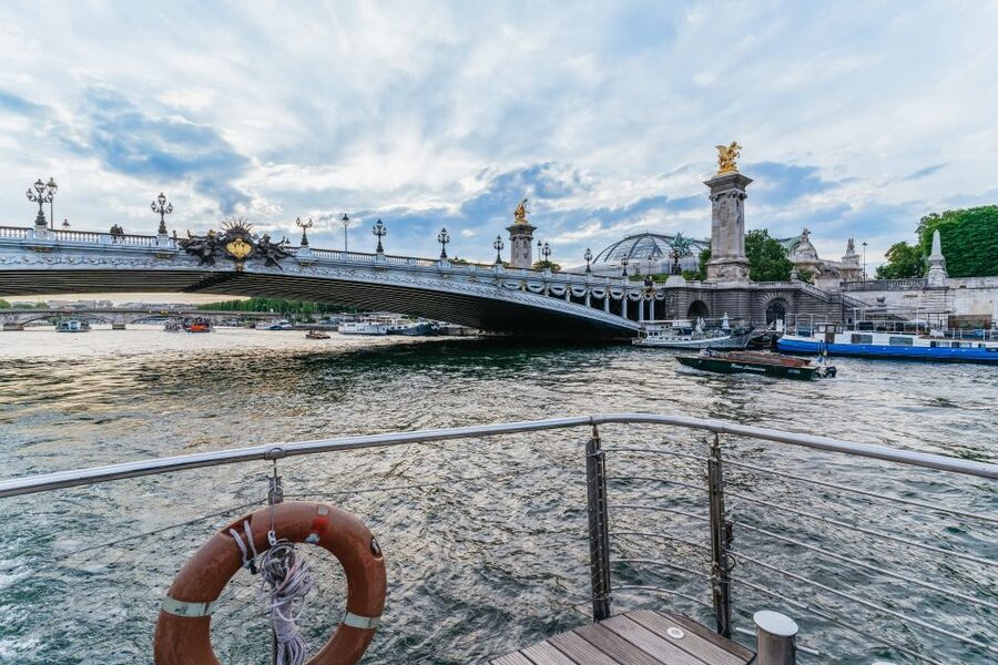 Paris: 3-Course-Dinner Cruise on the Seine with live music - The Louvre, Pont des Arts, and the return route