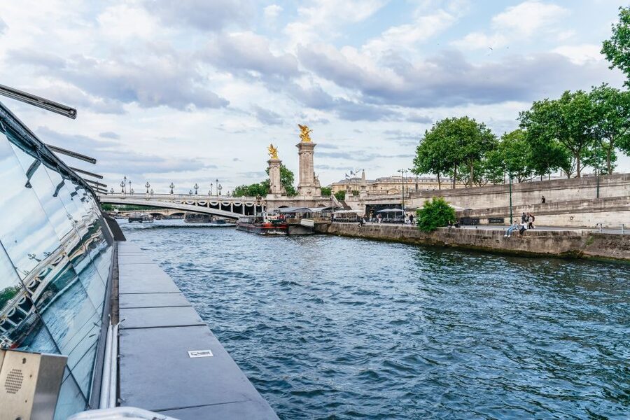 Paris: 3-Course-Dinner Cruise on the Seine with live music - Who should book this evening on the Seine?