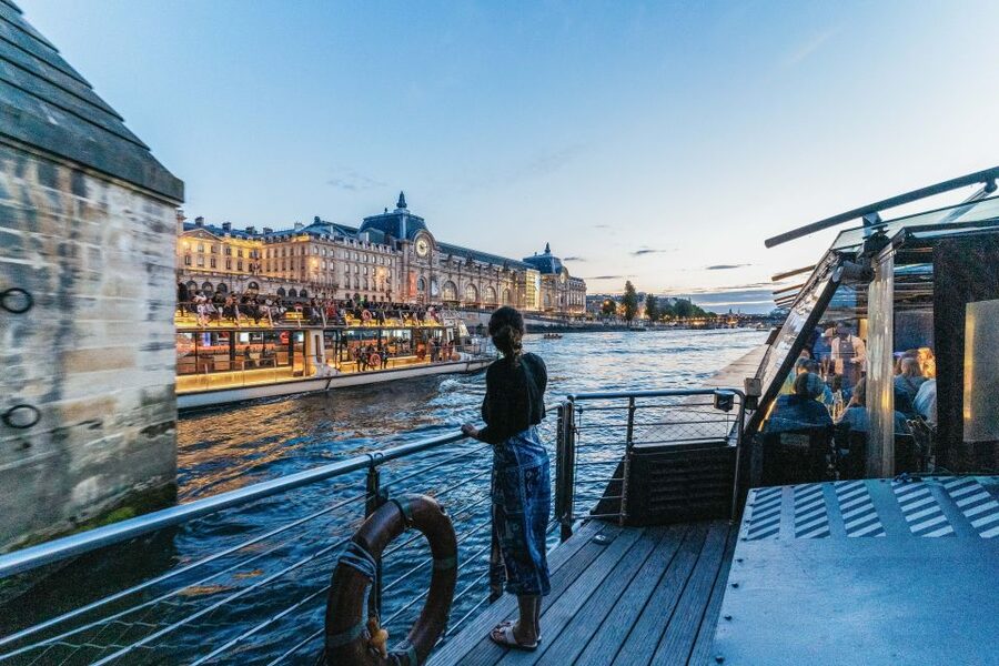 Paris: 3-Course-Dinner Cruise on the Seine with live music - Boarding beneath the Eiffel Tower