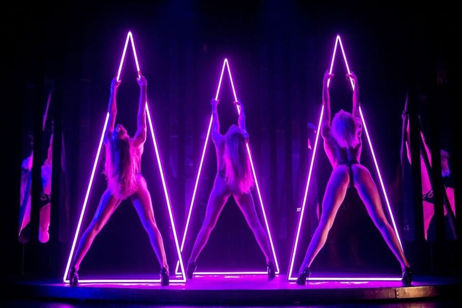 Paris: 3-Course Dinner & Show at Paradis Latin Cabaret - Dinner at 8 PM: a proper meal with stage action