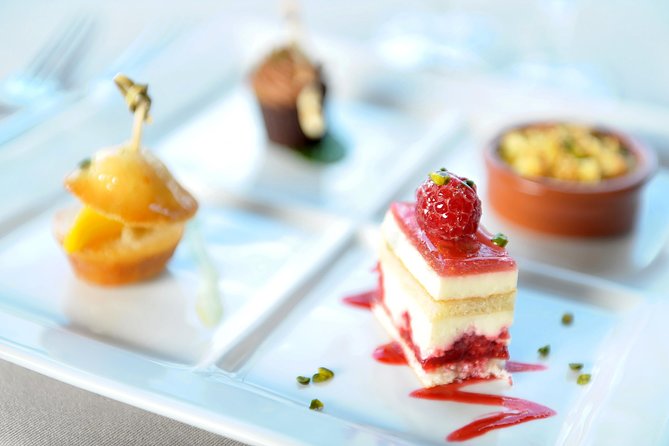 Paris 3-Course Gourmet Dinner and Sightseeing Seine River Cruise - Live music without a forced party atmosphere
