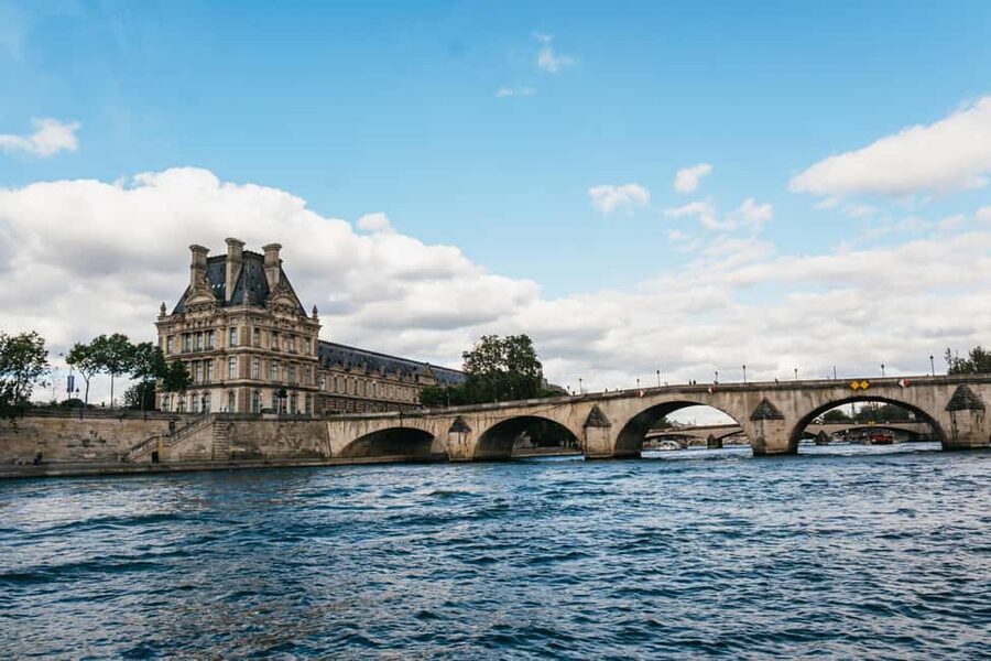 Paris : 3-Course Gourmet Dinner Cruise on Seine River - What to wear, bring, and expect onboard