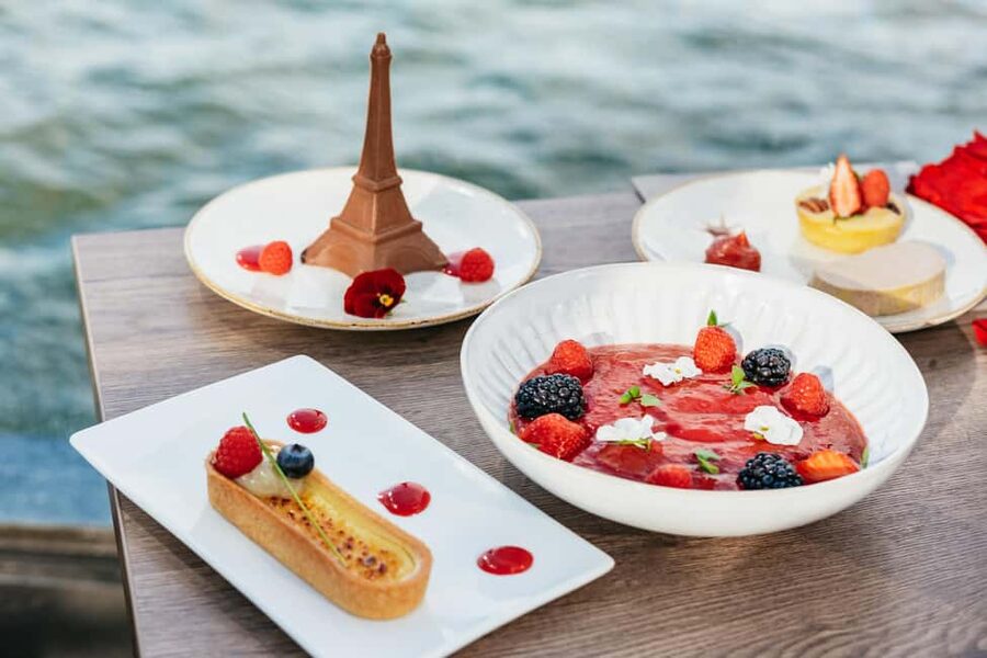Paris : 3-Course Gourmet Dinner Cruise on Seine River - Notre Dame and the bridges of central Paris