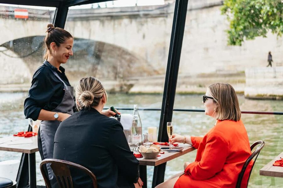 Paris : 3-Course Gourmet Dinner Cruise on Seine River - Dinner with the Louvre and the National Assembly