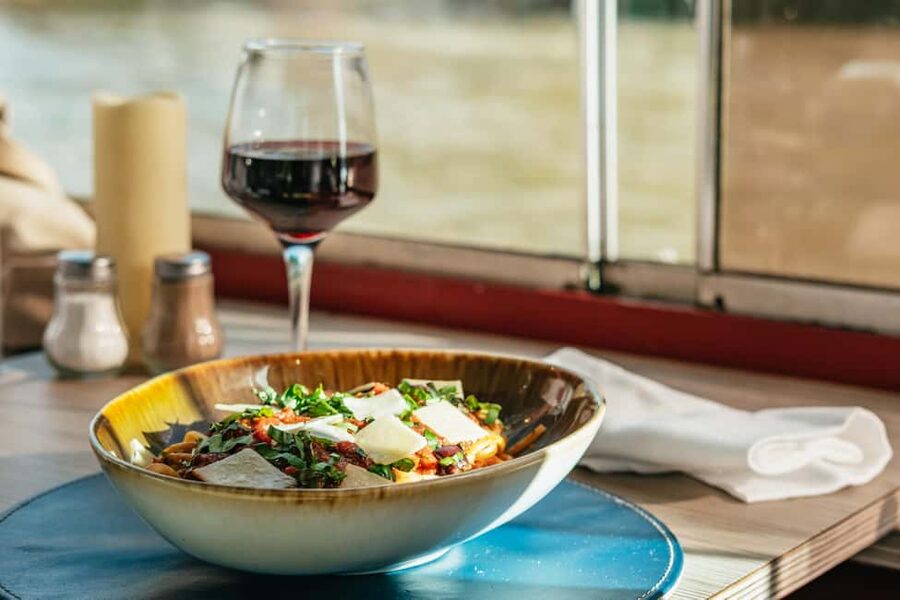 Paris: 3-Course Italian Meal Seine Cruise - Italian lunch on the Théo boat