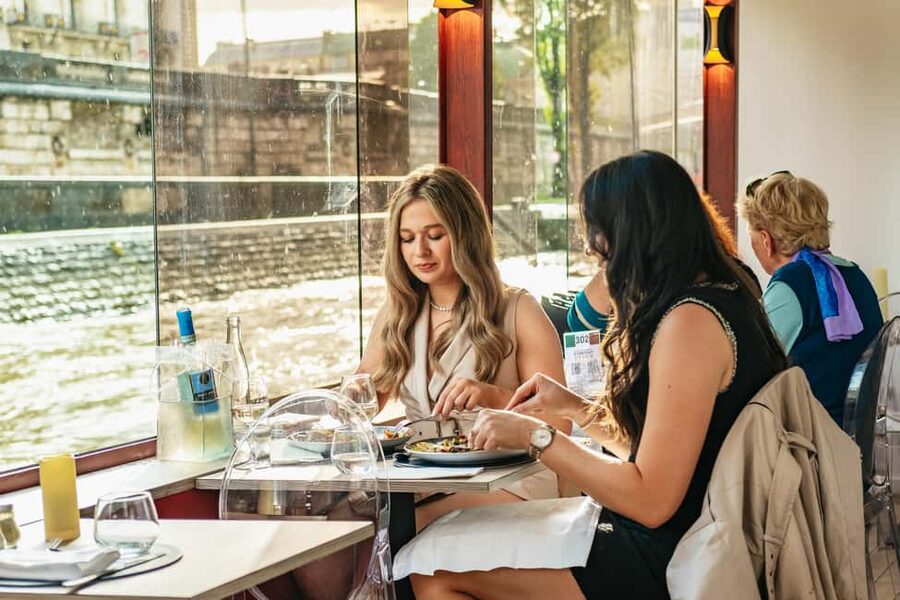 Paris: 3-Course Italian Meal Seine Cruise - Seating, service, and the rooftop terrace