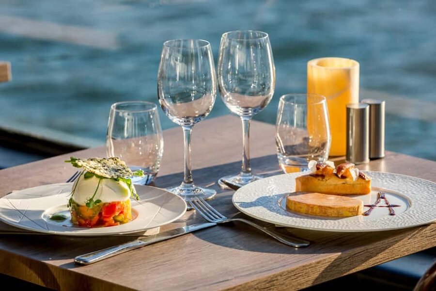 Paris: 3-Course Lunch Cruise on the River Seine - Pont Neuf and Notre Dame
