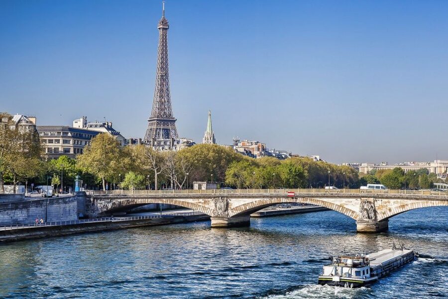 Paris: 3-Course Lunch Cruise on the River Seine - Service, music, and the feel of the boat