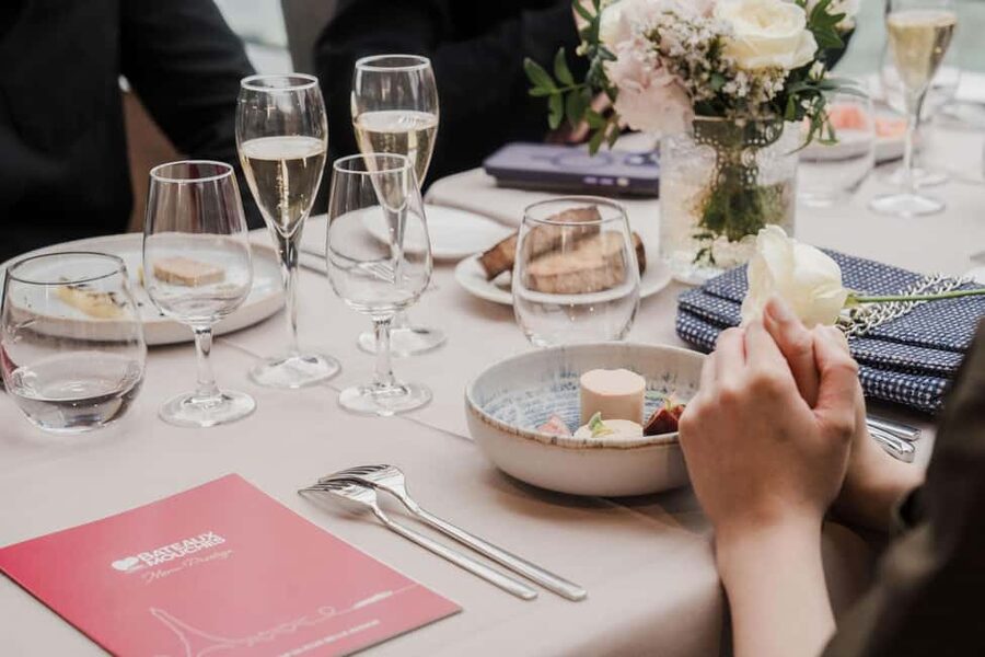 Paris: 4-Course Dinner Cruise on Seine River with Live Music - Key points to know before you book
