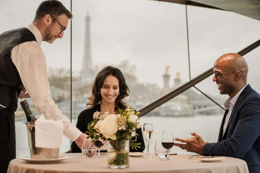 Paris: 4-Course Dinner Cruise on Seine River with Live Music - Starting near Pont de l’Alma
