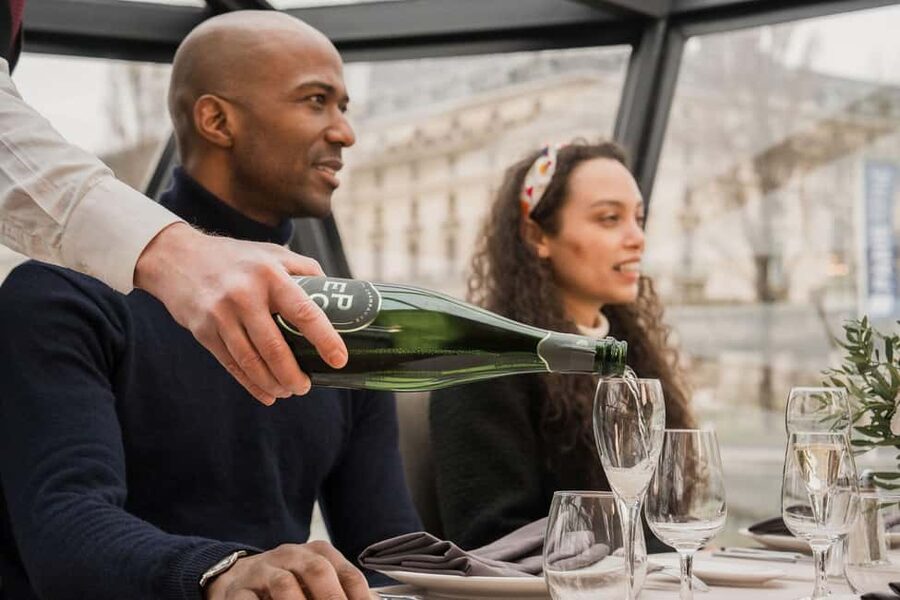 Paris: 4-Course Dinner Cruise on Seine River with Live Music - Île Saint-Louis, Notre Dame, and the Conciergerie