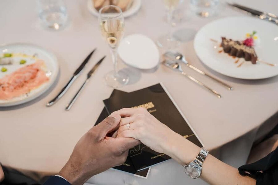 Paris: 4-Course Dinner Cruise on Seine River with Live Music - The Eiffel Tower sparkle