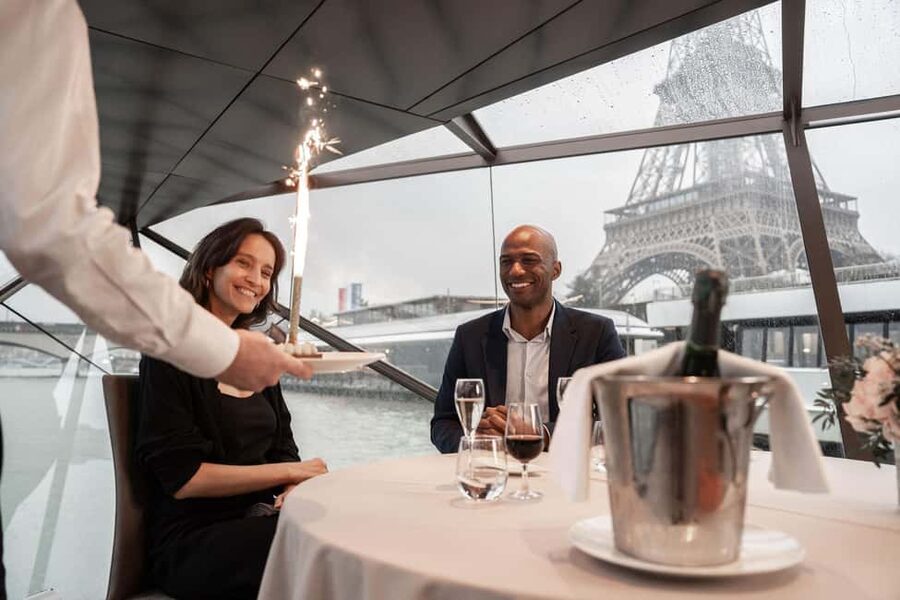 Paris: 4-Course Dinner Cruise on Seine River with Live Music - Statue of Liberty and the return to port