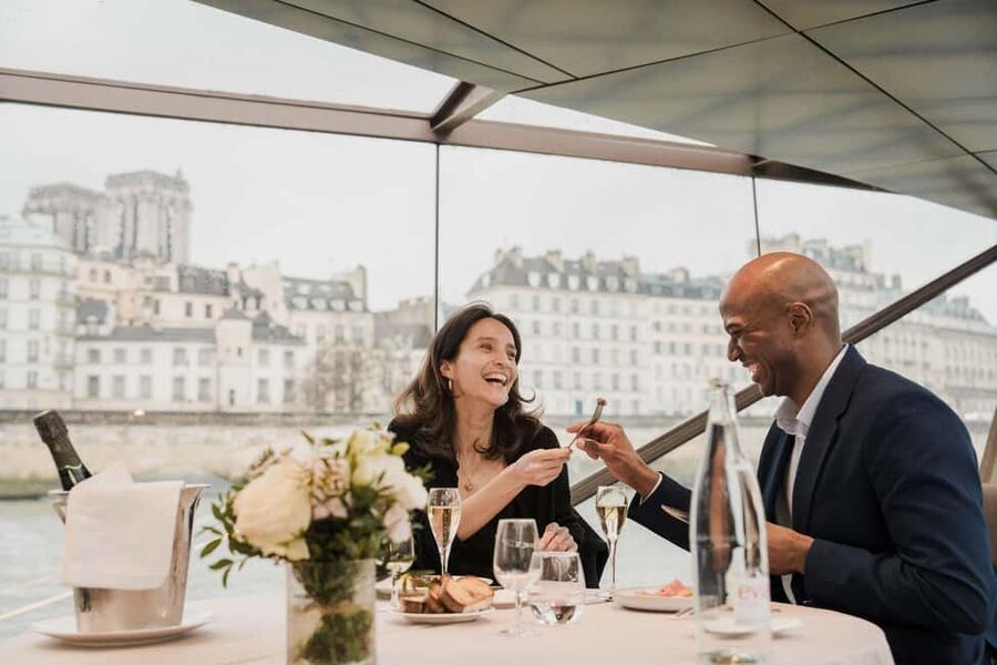 Paris: 4-Course Dinner Cruise on Seine River with Live Music - What arrives on the plate and in the glass