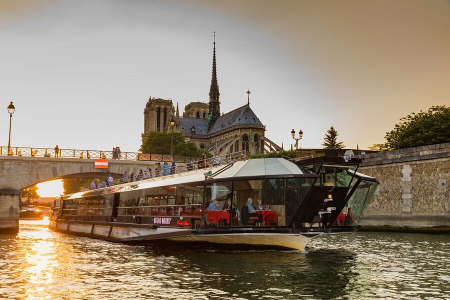 Paris: 4-Course Dinner Cruise on Seine River with Live Music - Settling in as the boat leaves