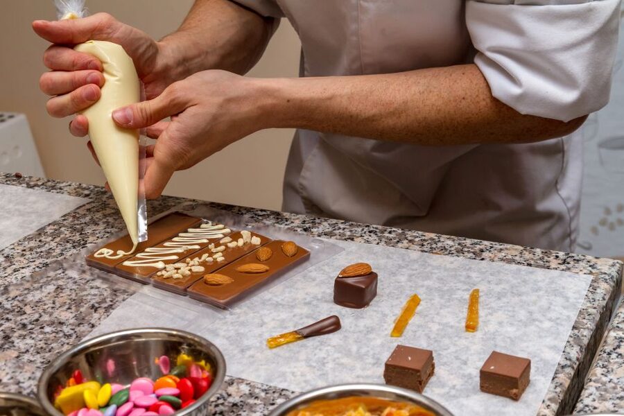 Paris: 45-minute Chocolate Making Workshop at Choco-Story - The chocolatier makes or breaks the pace