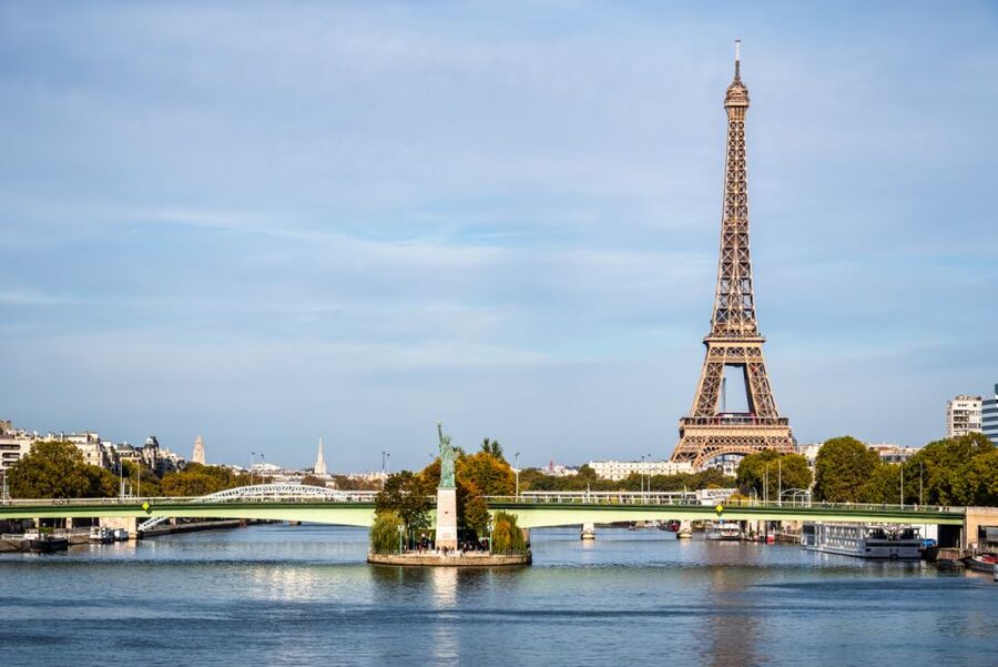 Paris: Access to the Eiffel Tower's 2nd Floor - Reading Paris from the second-floor deck