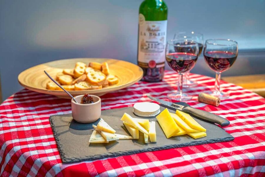 Paris: Authentic Food & Wine Tasting Tour in Le Marais - First stop: oysters and crisp white wine