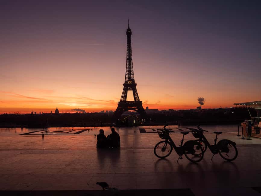 Paris Before the Crowds: Sunrise Bike Tour with Breakfast - The Louvre Before the Photographers Arrive