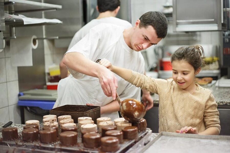 Paris: Behind the Scenes Bakery Tour with Breakfast - A guide-led morning with room for questions