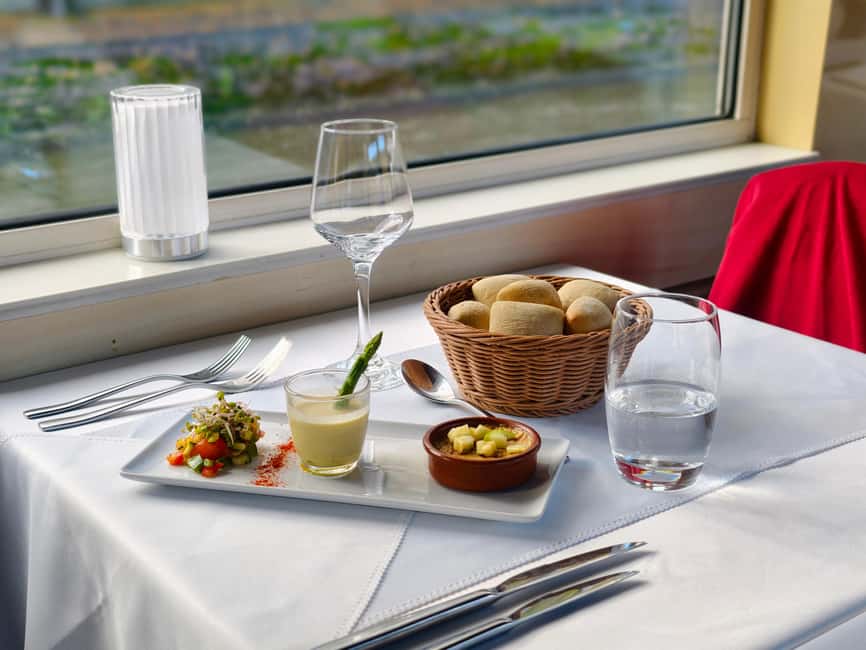 Paris : Bistronomic early dinner cruise - Starting at Alexandre III Bridge