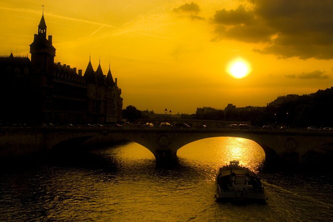Paris by Night Walking Tour: Ghosts, Mysteries and Legends - Place de l’Hôtel de Ville and a grim ending