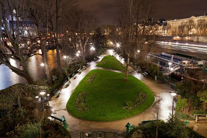 Paris by Night Walking Tour: Ghosts, Mysteries and Legends - Guide quality and group atmosphere