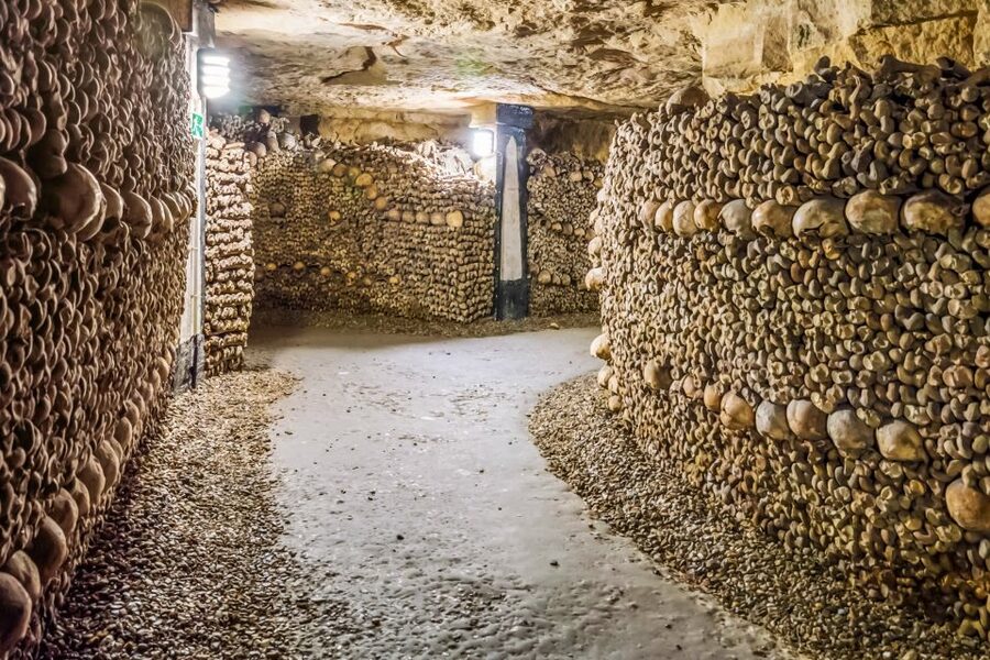 Paris: Catacombs Restricted Access Tour - Meeting your guide at Denfert Rochereau